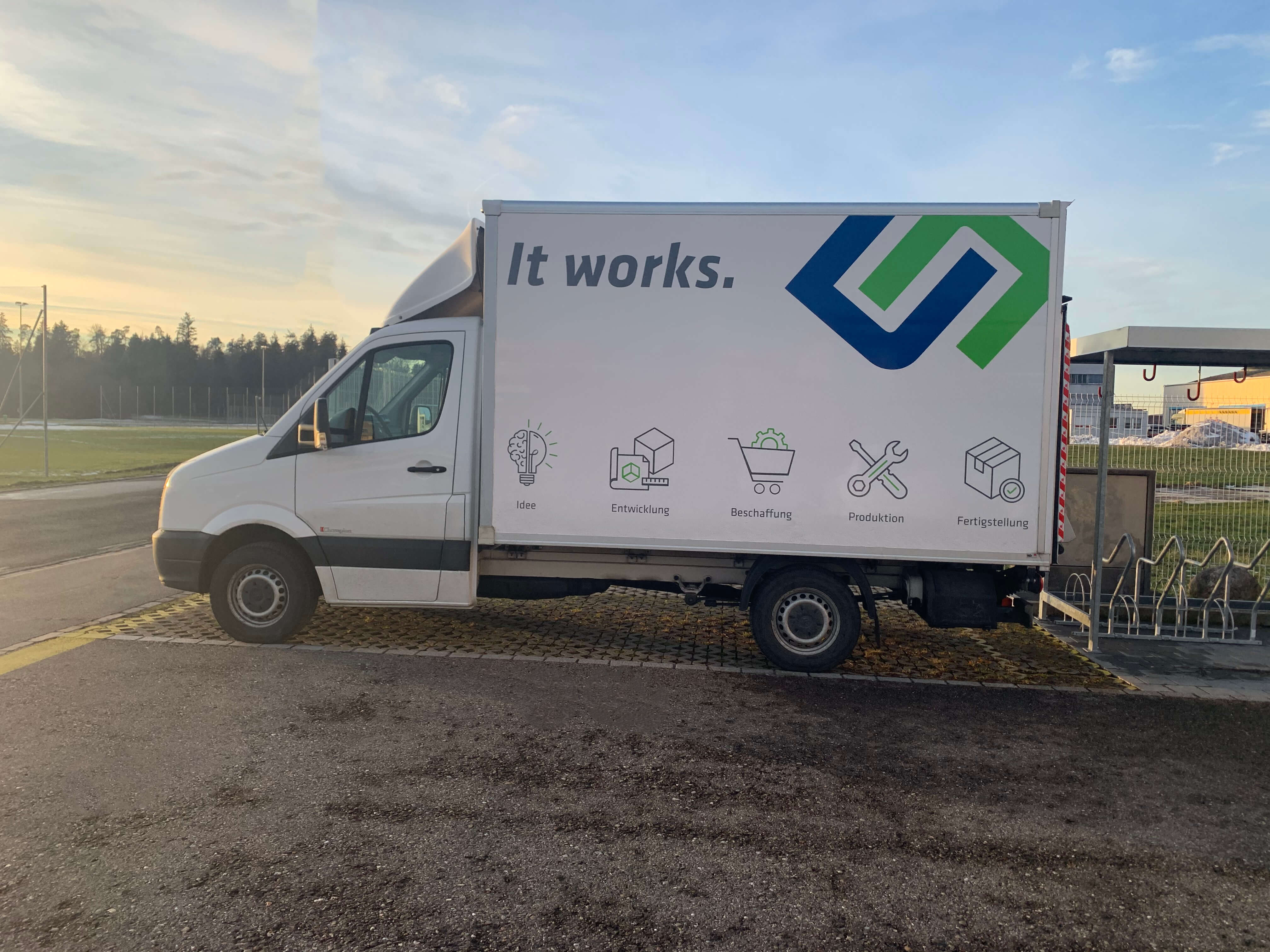 Firmenfahrzeug von der encom AG auf einem Parkplatz
